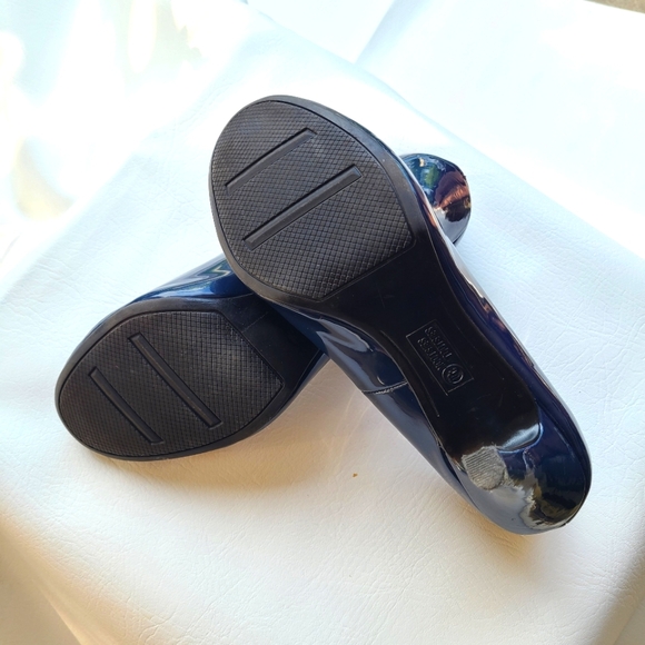 Like New! Shiny Dark Blue Heels size 8.5 - Picture 3 of 5